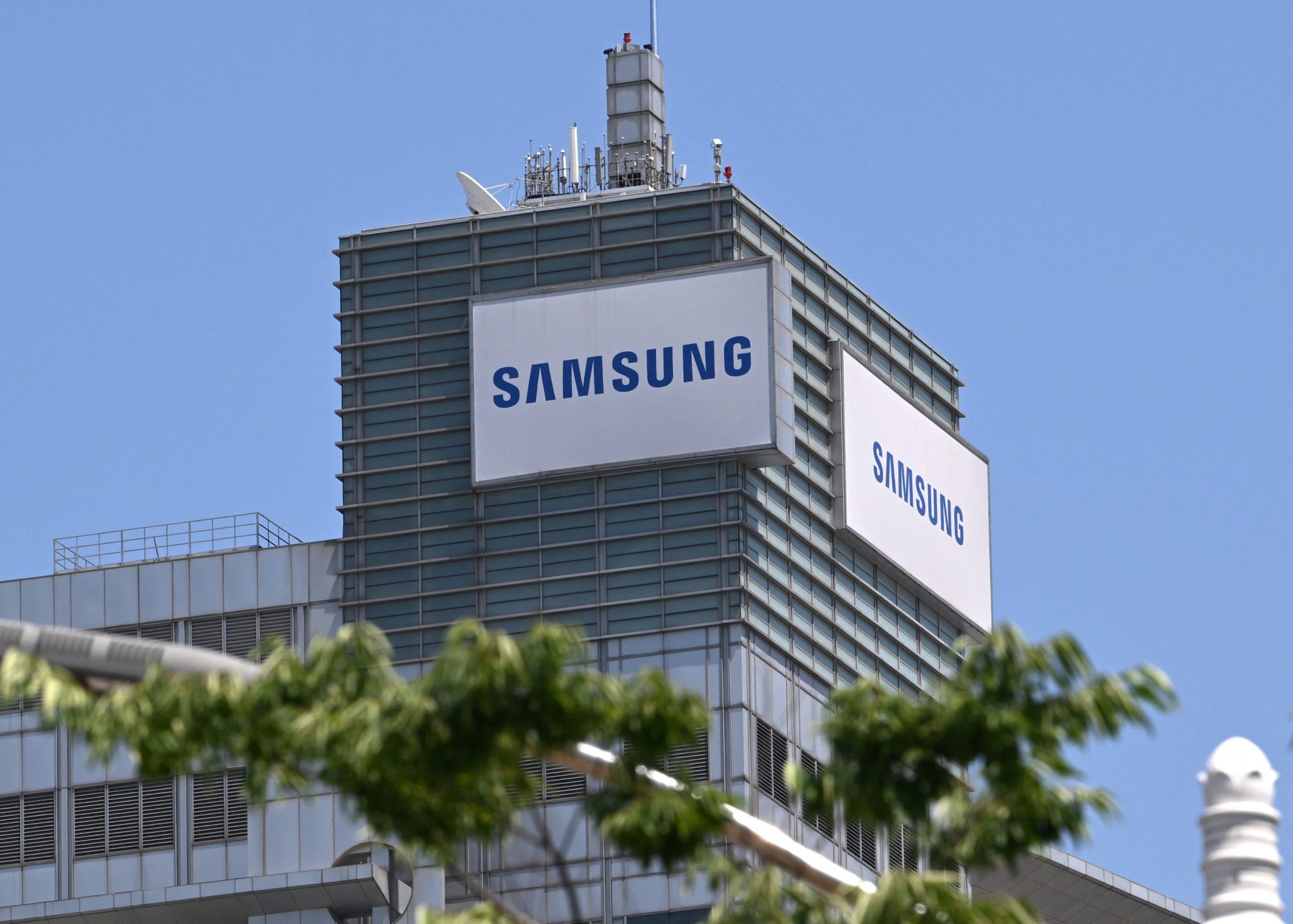 Samsung, SK reportedly to invest $1.3 trillion over 10 years