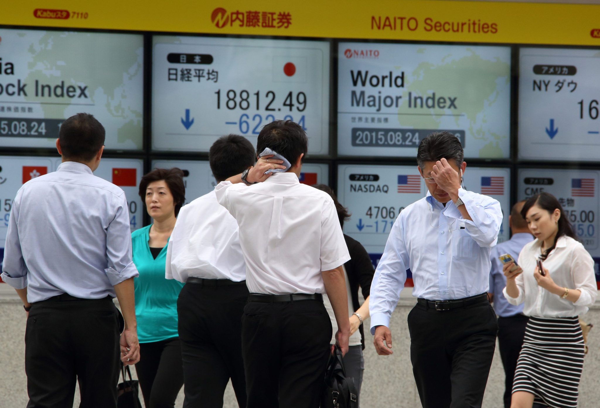 Should you go to work during a heat wave? Your productivity suffers, and GDP tanks when it’s hot